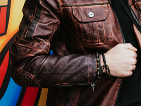 Demure leather stock banner 750x560pix