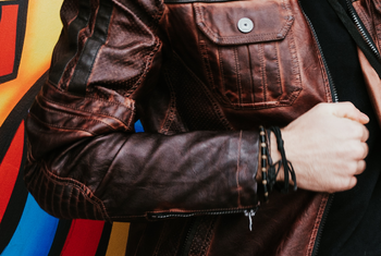 Demure leather stock banner 750x560pix